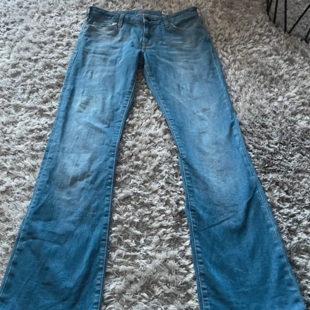 Lågmidjade jeans som är perfekt längd på mig som är 158cm!. Jeans & Byxor.