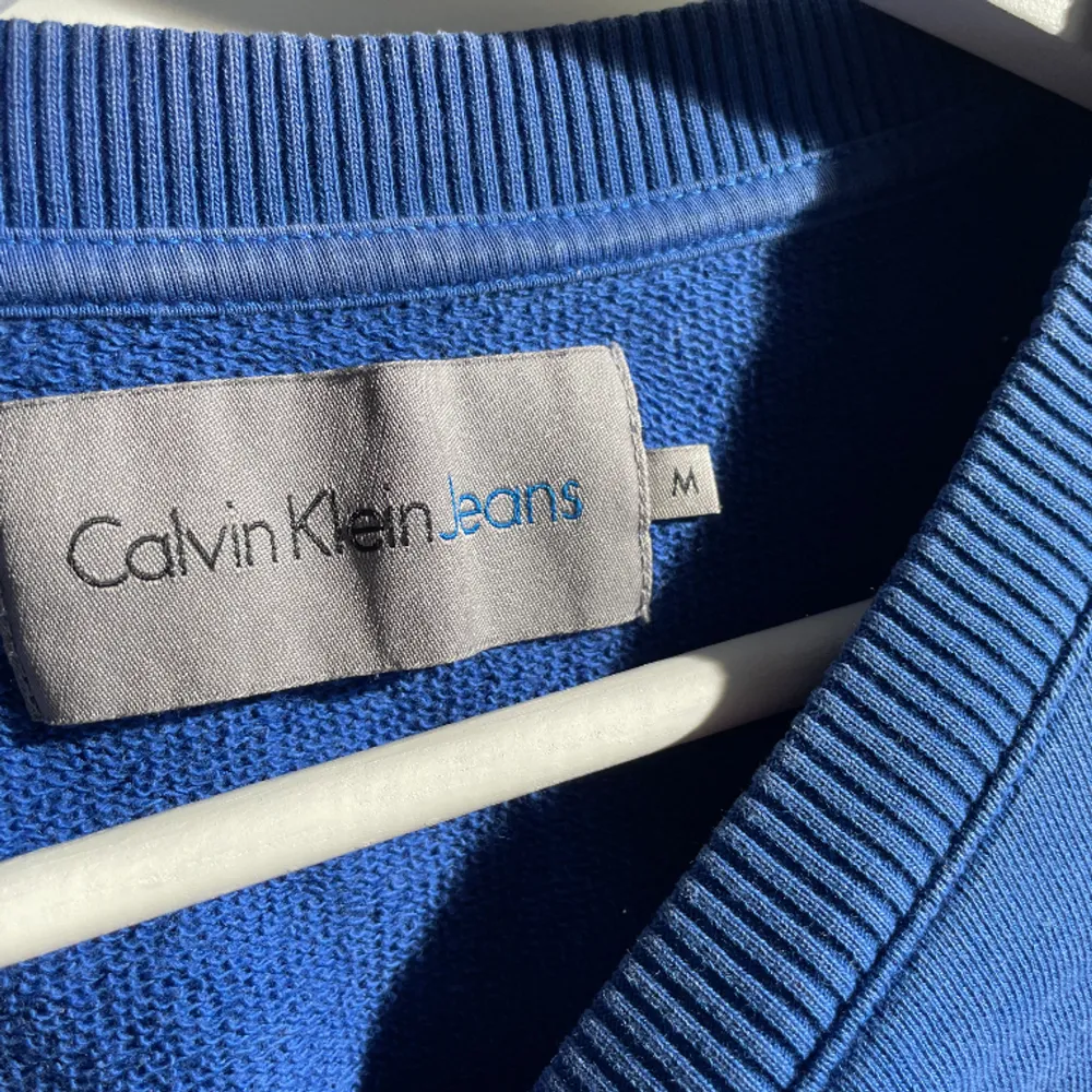 Blå swetshirt från Calvin Klein, sparsamt använd & super fin blå färg 💙. Hoodies.