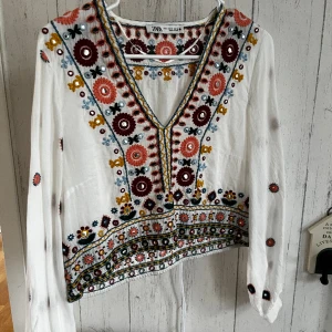 Blus  - Supercool blus med massa detaljer 