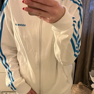Vit adidas zip up  - Säljer den här fina🩵 knappt använd!