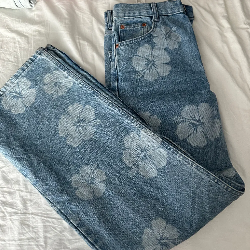 Snygga och annorlunda jeans från zara med blommor på. Säljer pga att de är för små för mig nu. Sparsamt använda. Super fina till vår/sommar.. Jeans & Byxor.