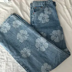 Snygga och annorlunda jeans från zara med blommor på. Säljer pga att de är för små för mig nu. Sparsamt använda. Super fina till vår/sommar.