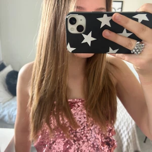 Rosa paljettkjol/topp - En jättefin rosa kjol/topp! 🩷 Säljs eftersom den är för liten och inte kommer till användning. Använd ca 3-4 ggr, köparen står för frakt  🚚 dm för frågor!!