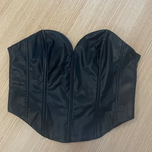 Skinn topp - Skinn topp från hm i helt nyskick! Storlek s! Hann ta bort lappen innan jag märkte att den va för stor så därför säljer jag!❤️