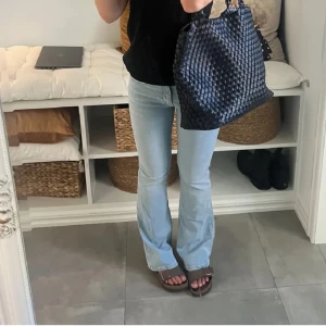 Low waist jeans gina  - Utsvängda low waist från gina tricot. Säljs då de inte använts på ett tag. Bilden är lånad så skriv om du vill ha egna bilder💕 