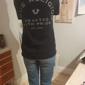 True religon - Denna trueys tröja passar från xs till m. Den har andvänts några gånger dock i den sista bilden är den damig då jag inte andvänt den på länge de e inget permanent. Sicket är som nytt. Dma om du har fler frågor och priset kan diskuteras🤭