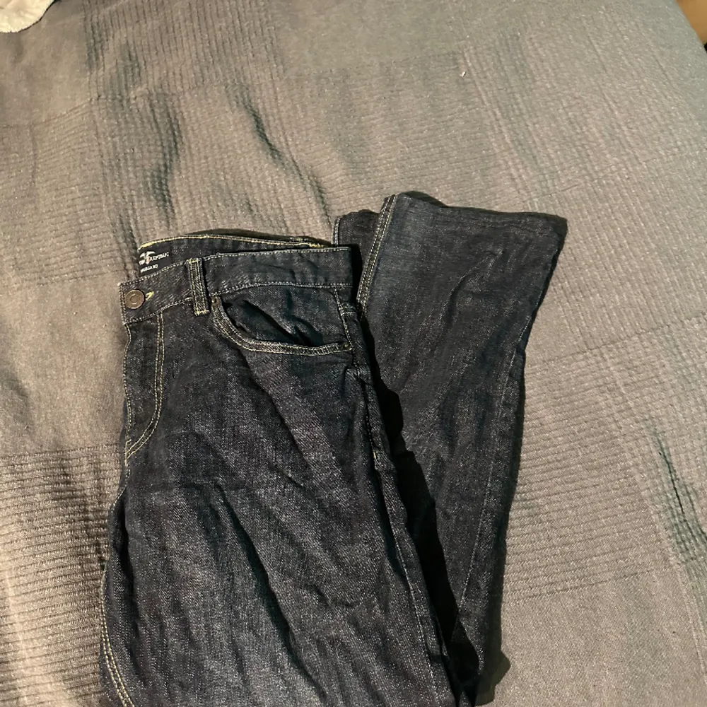 Mörka jeans i storlek 33/30. Helt okej skick, skriv vid funderingar.🙌🏼. Jeans & Byxor.