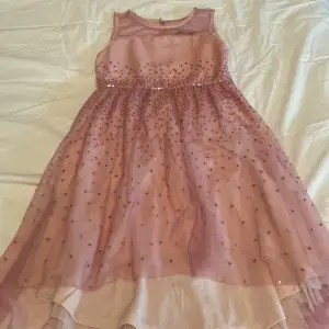 säljer gullig rosa klänning för barn. Inga defekter och nyskick, pris kan diskuteras. Dm för mer information 🩷
