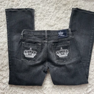 Victoria Beckham lågmidjade Bootcut jeans  - Svarta/mörkgrå Victoria Beckham jeans i fint skick. Har blivit något insydda i midjan. Går att ta bort om man skulle vilja det. Inga bilder på. Midjemått:38 (x2) +stretch innerbenslängd: 73. Vill du köpa trycker du på köp nu, jag postar inom 24h