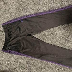 Needles Trackpants - Säljer byxorna pga passform då jag ville ha mer loose. Passformen är rak och byxorna passar perfekt till dig som är 180-190.  Pris är fortfarande diskuterbart.