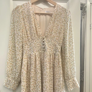 Adoore klänning  - En helt ny blommig klänning från Adoore i storlek 34, med prislapp kvar. Nypris 1495kr!  Var tyvärr för liten för mig! Jag brukar ha 36/38, men denna va lite tajt i midjan. Supersöt sommarklänning! 💗Pris kan diskuteras!