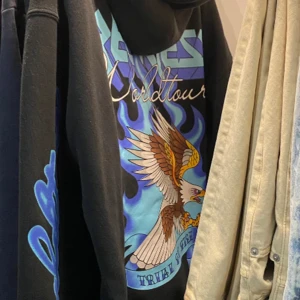 Hoodie med tryck - Svart oversize hoodie med tryck där fram, på ärmarna och på ryggen. Skriv privat för fler bilder! Använt mycke förr men inte så mycket längre.