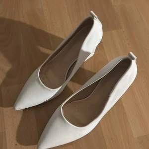 Shein klackskor i st 42 - Säljer dessa perfekta vita klackskor ifrån shein då jag endast använd de en gång, kommer ej ihåg vad jag köpte dom för, men säljer de för 75kr. plus eventuell frakt om vi inte möts upp i Norrköping.