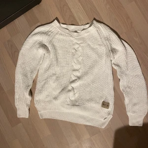 Vit stickad tröja - Fin stickad tröja ifrån märket SALT. Den är i fint skick. Den är stor i storleken (jag är s). Hör av dig om du vill ha fler bilder och information! :)