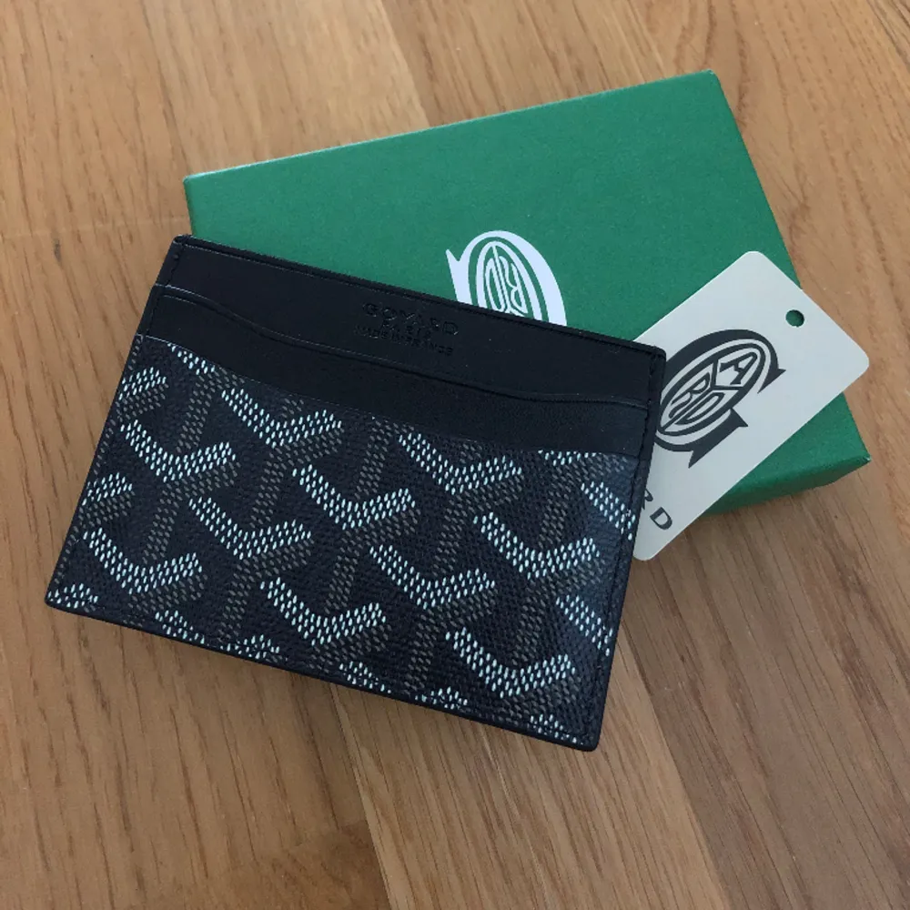 Säljer goyard plånbok i svart 🙌 Den är helt oanvänd och är i toppskick, skriv för mer info och bilder!. Accessoarer.