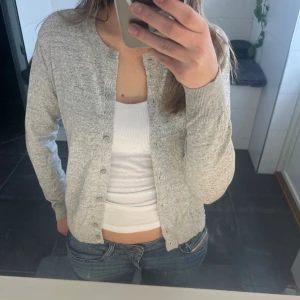 Kofta - Grå kofta från hm i jätte bra skick❤️storlek M men passar mindre!