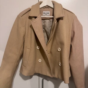 Kappa - Kappa ifrån NAKD i storkek 38, det är en kort model vilket är ungefär vid midjan och är använd några gånger + tillkommer spårbarsfrakt 65 kr