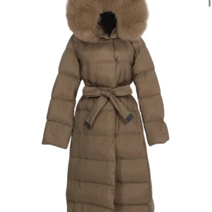 Lilly jacket camel  - Jackan är köpt från fur Stockholm för 2799kr säljer den för 2000kr.En av knapparna fattas tyvärr , annars är den i jätte bra skick!  Priset går att diskuteras vid snabb affär