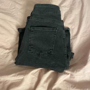 Helt nya jeans från lager 157 ”low boot” ny pris: 400kr jag säljer för: 200kr 