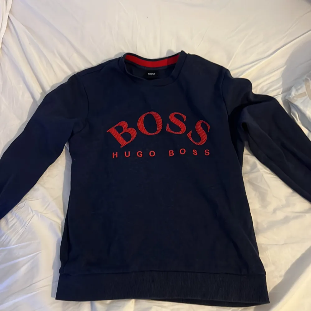 Hej säljer min Hugo boss eftersom att tröjan har blivit för liten på mig. Inget fel på den inget är sönder . Tröjor & Koftor.