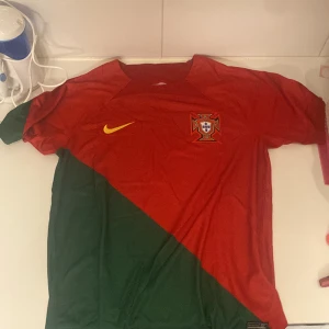 Fotbolls tröja portugal - Perfekt skick ! Använder inte fotbolls tröjor så ofta längre då jag slutat på fotboll 