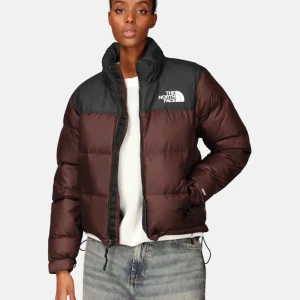 North face jacka - Hejsan!!! Jag säljer då min älskade north face jacka som jag köpte för mindre än 2 månader sen🥹 då jag köpte en till fast helsvart så någon annan får utnyttja denna skönhet!!!💗