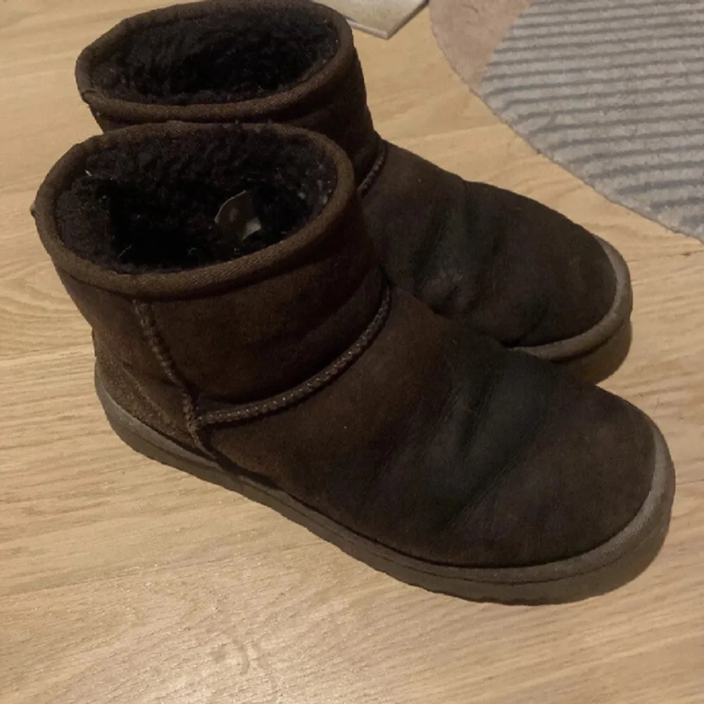 Ugg classic boot i färg chocolate. Nypris 2200kr. Skor.