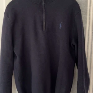Ralph Lauren halv zip stickad - Ralp Lauren halv zip stickad tröja i marinblå i storlek S. Tröjan är i nyskick och nypris är 2100. 