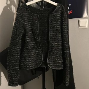 En jättefin kofta❤️ - En jättefin kofta som jag köpte på plick men som inte har kommit till användning❤️skriv om ni vill ha fler bilder