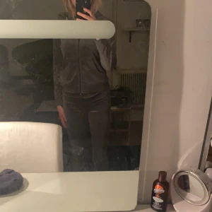 Ett sätt från Gina tricot   - Ett väldigt skönt mjukis sätt från Gina i mörk grå överdelen är i storlek s och byxorna i xs de är i bra skick kommer såklart tvättat.💕