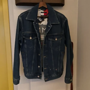 Limited edition Tommy hilfiger jeansjacka - Mycket bra skick. Limited edition jacka från Tommy hilfiger. 