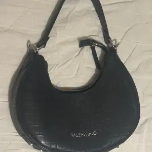 Valentino väska köpt från Zalando, har inga ytliga eller innerliga defekter. 