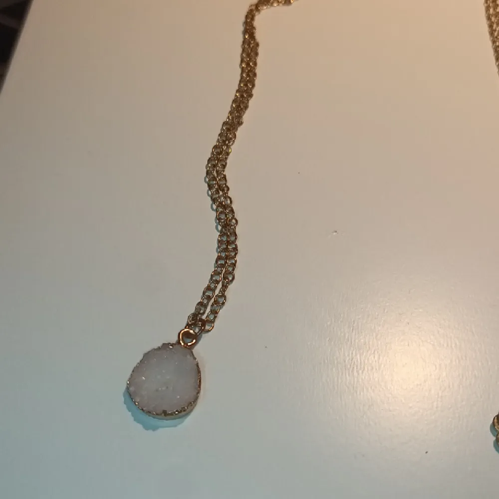 2 st halsband i guld, dessa är knappt använda, säljer pga att jag inte använder guldsmycken längre!!🫶🏻. Accessoarer.