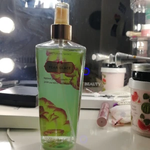 Victoria's secret mist  - En helt oanvänd mist från Victoria's secret  i doften (sugared pear & casaba melon)  Säljer då den inte kommer till användning, doften är drömmig😍köp mer får annan annons =samfrakt 💕 skriv privat för intresse 💗