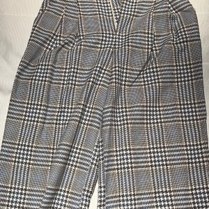 Kostymbyxor - Super fina byxor som blivit för små😩 bra kvalite knappt använda🙏🏼 köpare står för frakt💕