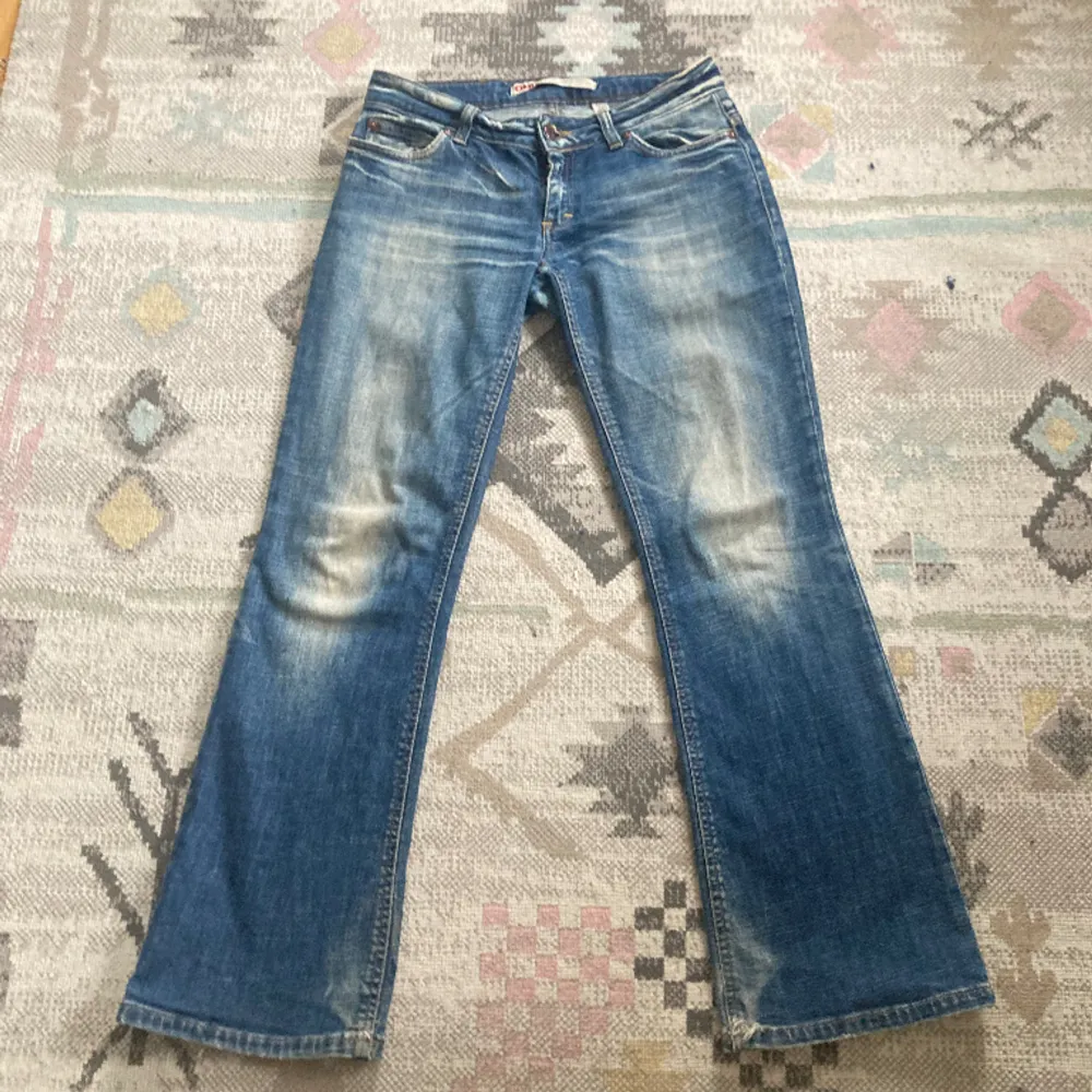 Säljare dessa only jeans då de inte kommer till användning💕 de är i fint skick. Har lite små slitningar längst nere vid foten💕. Jeans & Byxor.