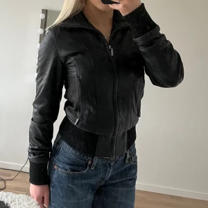 Skinnjacka - Skinnjacka köpt här på plick, fint skick, säljer pga inte min stil 