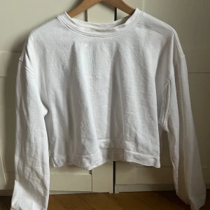 Acne college tröja  - Köpt för två årsedan i Stockholm på butiken Acne i Åhléns. Väldigt sparsamt använd. Lite kortare vid magen och längre i armarna!  Nypris 1100kr 