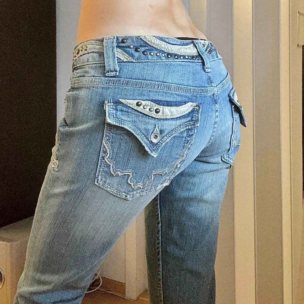 Super snygga och unika miss me bootcut jeans som inte kommer till användning!! Jag är 177cm lång och dom går ner till marken🤍 MID: 40cm INRB: 87cm . Jeans & Byxor.