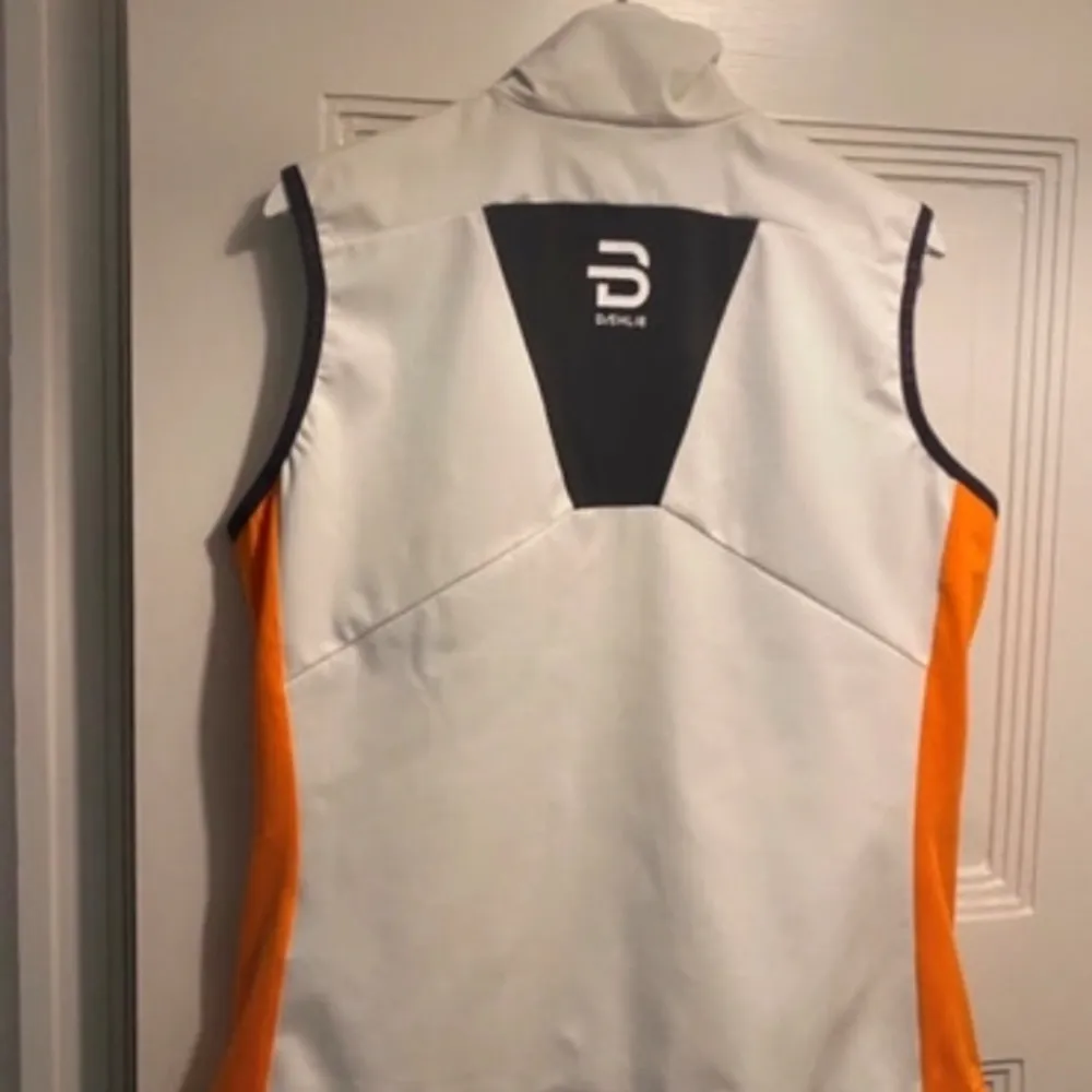 Dæhlie Vest Aware for cross-country skiing. Used 2-3 times so in very good condition. Price in store: 1299 SEK.. Jackor.