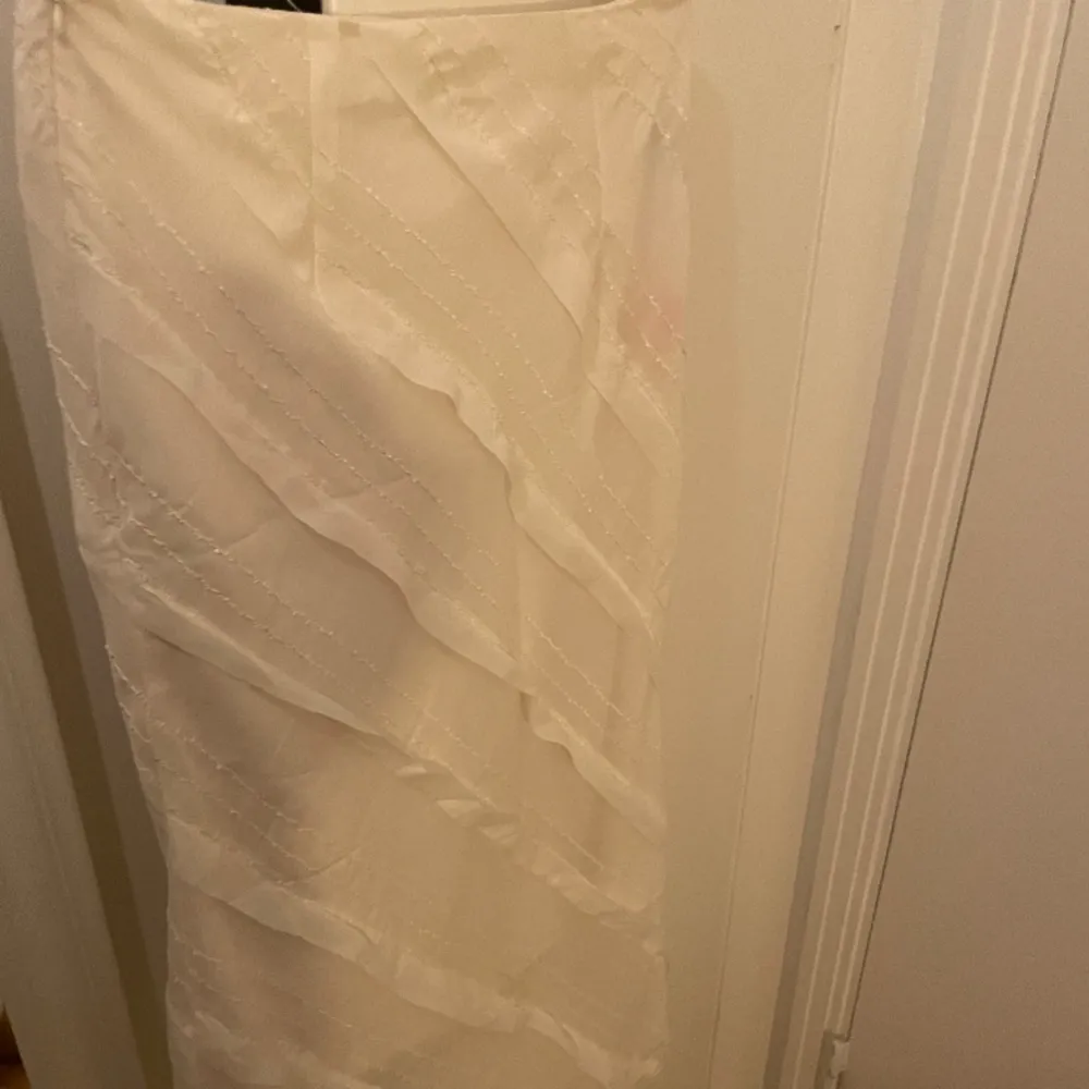 En lång kjol med med fina detaljer, prislappen säger xl men den passar  M/L bättre 🥰🩷🌟 aldrig använd. Kjolar.