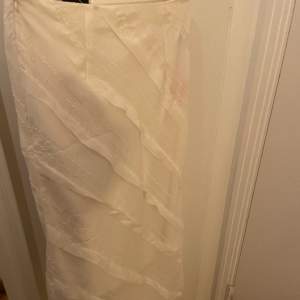 En lång kjol med med fina detaljer, prislappen säger xl men den passar  M/L bättre 🥰🩷🌟 aldrig använd
