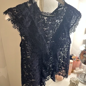 Spetstopp från zara - Säljer den snygga spetstoppen från zara! Snygg till fest och vardags, använt ca 5 gånger därav nyskick🩷 skriv om du vill ha fler bilder!