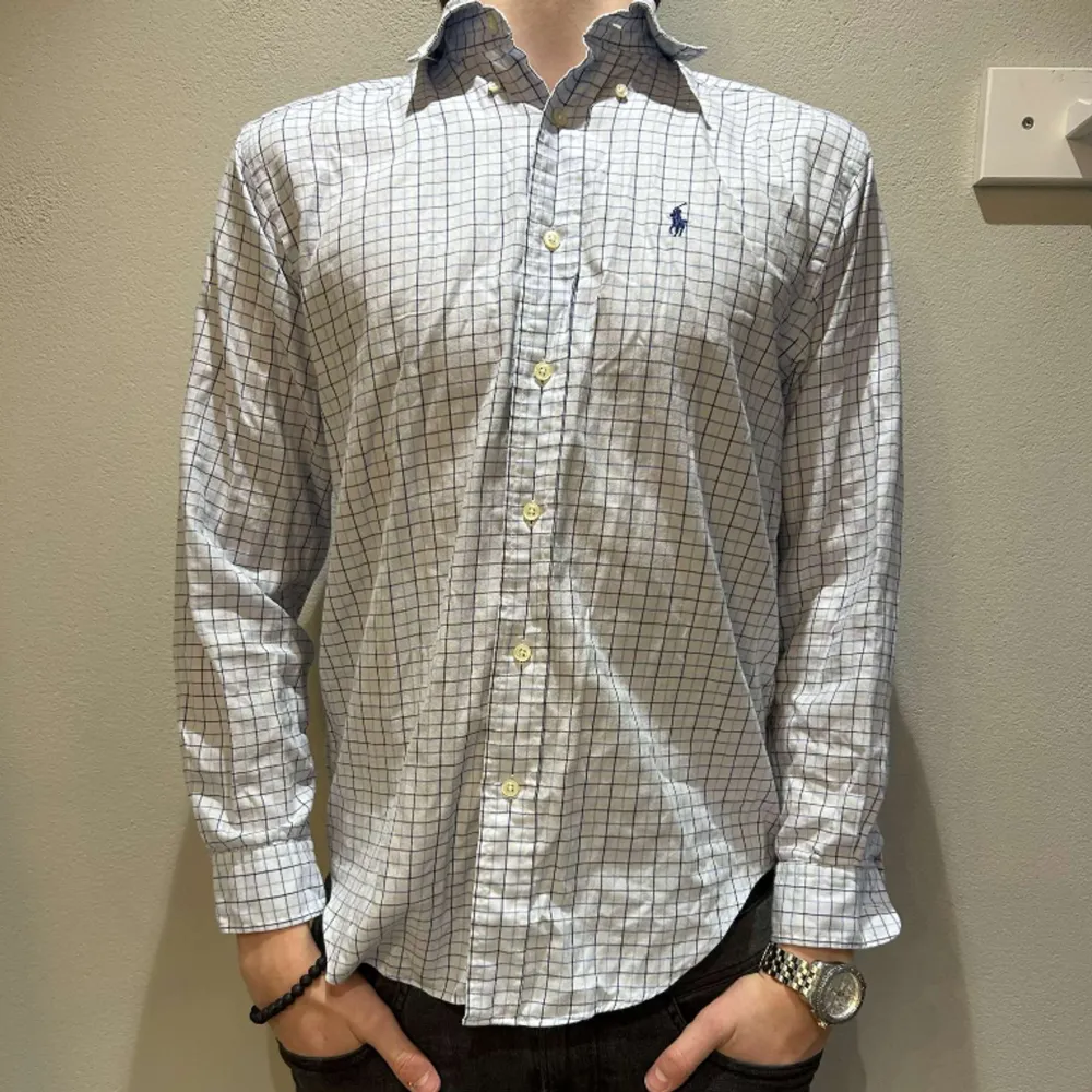 Säljer en riktigt snygg Ralph Lauren skjorta i skick,8/10, storlek 16 motsvarar M/L. Modellen på bilden är 183cm lång.. Skjortor.