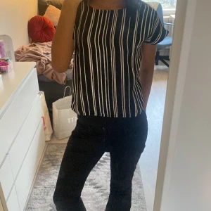 Randig blus  - Denna blus är så fin och bekväm. Dne passar till allt och sitter som smäcken! Pris kan diskuteras🩷