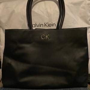 Calvin Klein väska säljs billigt, köpt för 1700kr i nyckick aldrig använd och kommer med speciell Calvin Klein påse. Säljs för 800kr, pris kan diskuteras, kan avhämtas eller skickas via plocks tjänst.