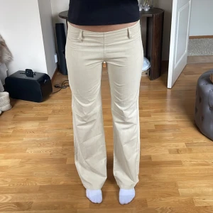 Lågmidjade linne byxor - Så sjukt snygga lågmidjade linnebyxor😍Jag är 177cm 💕Midja: 44cm Innerben:81cm