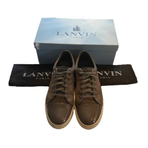 Lanvin skor med glans - Lanvins med glans! OG ingår, men inget lock på boxen. Riktigt feta lanvins! Topp skick. UK 12,  motsvarar ca 48.  Lanvins sitter stort i storlek. Hör av er vid intresse 🙂