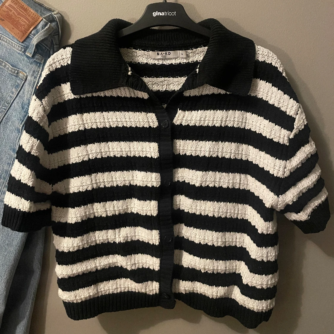 Stickad randig kofta från NA-KD i storlek M - 90