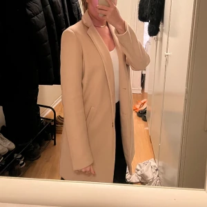 Beige kappa  - Säljer denna fina beiga kappan!!  Använd endast 1 gång så är i nyskick!!🥰 Sitter jätte fint på! 
